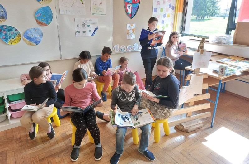 foto/4.a_razredna_knjiznica_26.4.2024-K2N21EKTFF2V2KZC0RIO
